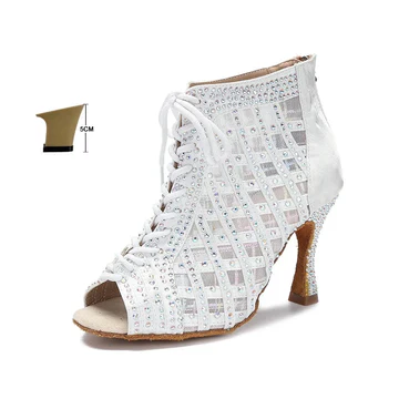 Élégance et performance : bien choisir ses chaussures de danse latine en strass